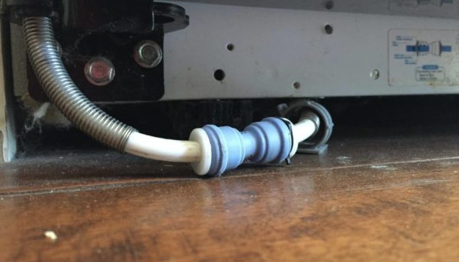 đường ống tủ đông bị hỏng gây chảy nước