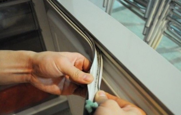 gioăng tủ mát bị hỏng khiến tủ mát bị đọng nước