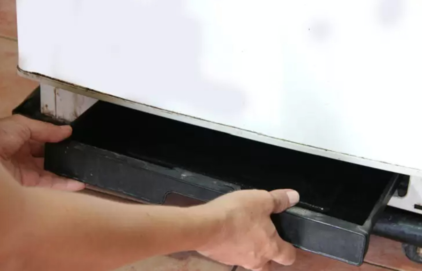 tủ đông bị chảy nước do khay chứa bị hỏng