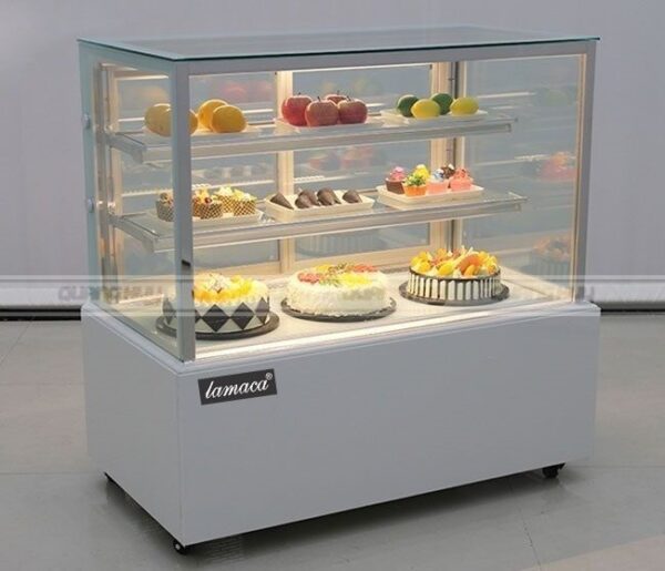 sắp xếp bánh kem hợp lí