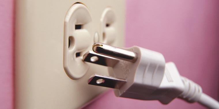 tủ đông bị rò điện do hỏng phích cắm
