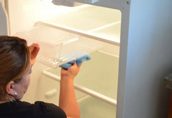 vệ sinh tủ mát bị đóng đá